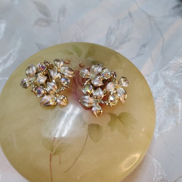 Vtg Leaves Clip On Earrings Gold Tone Aurora Borealis Rhinestones - Picture 6 of 7